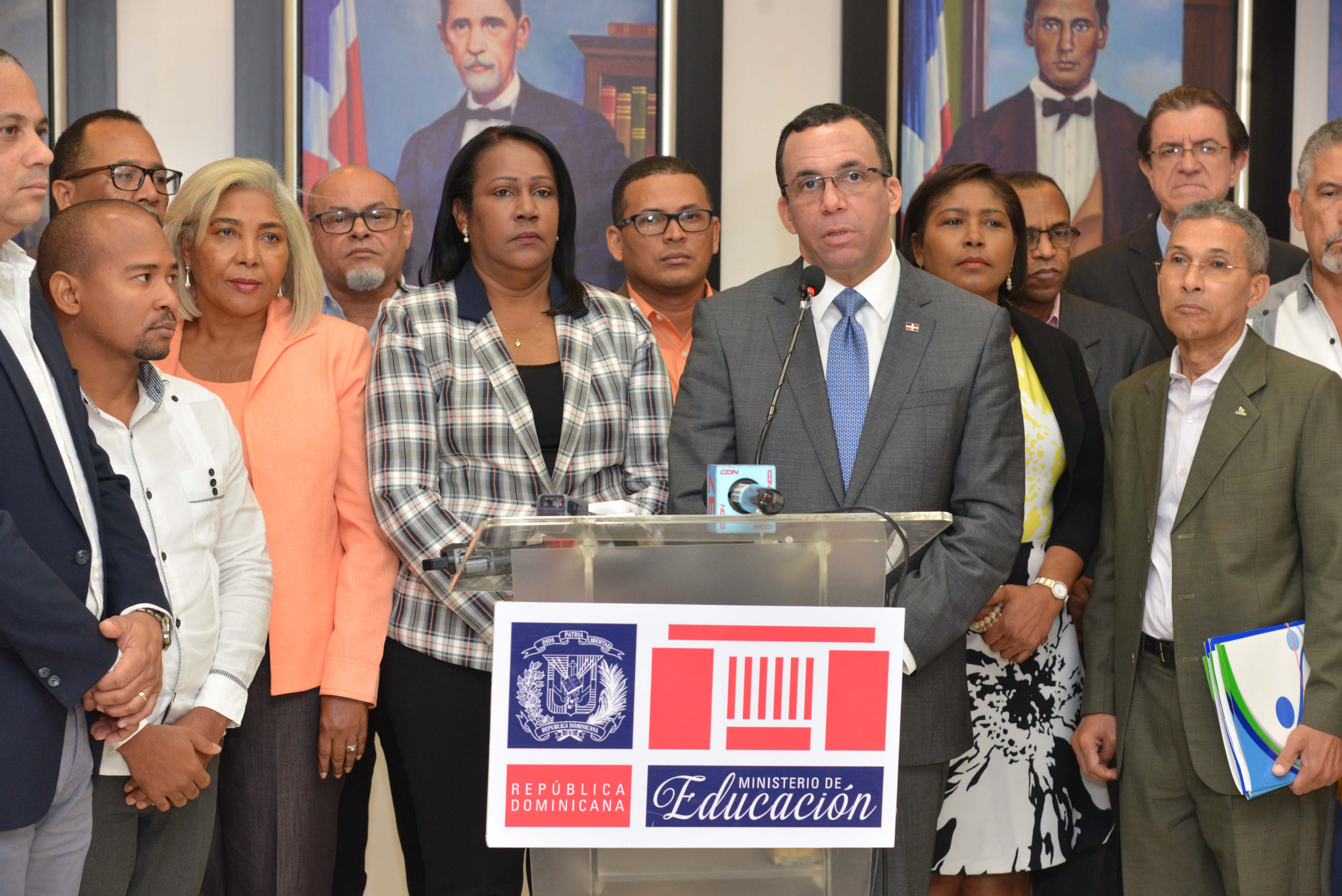  imagen Ministro Andr&eacute;s Navarro de pie&nbsp; junto a consejo ejecutivo de la ADP encabezado por su presidenta Xiomara Guante ofrecen declaraciones a la prensa 