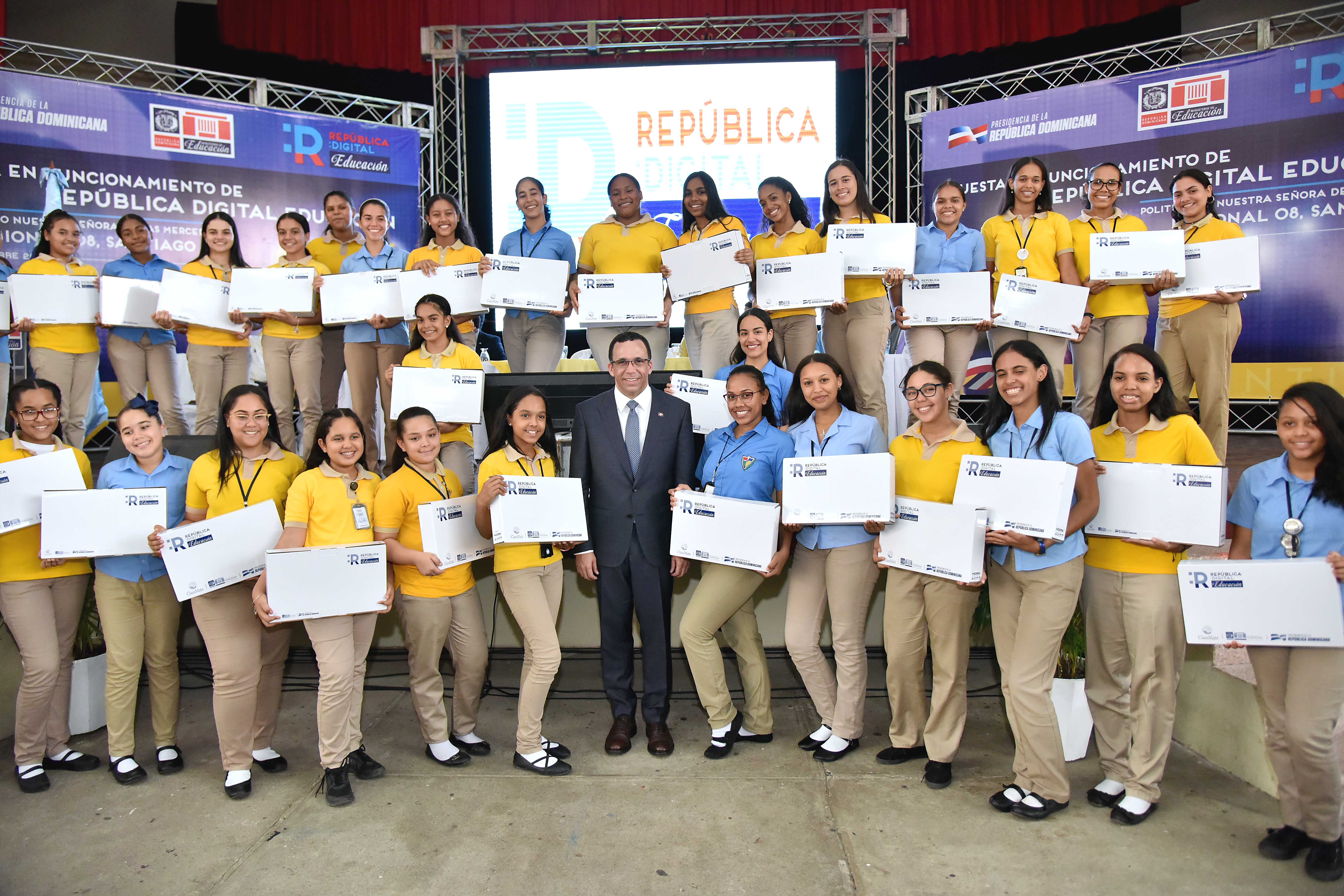  imagen Ministro Andr&eacute;s Navarro de pie junto al presidente Danilo Medina, Vicepresidenta de la Rp&uacute;blica&nbsp; y autoridades de Esado recorriendo intalaciones de Rep&uacute;blica Digital Educaci&oacute;n 