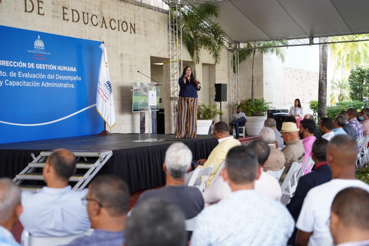  imagen Conferencista Rosaima Orozco&nbsp; impartiendo la charla&nbsp;
"Los Padres Tambi&eacute;n Dan Vida". 