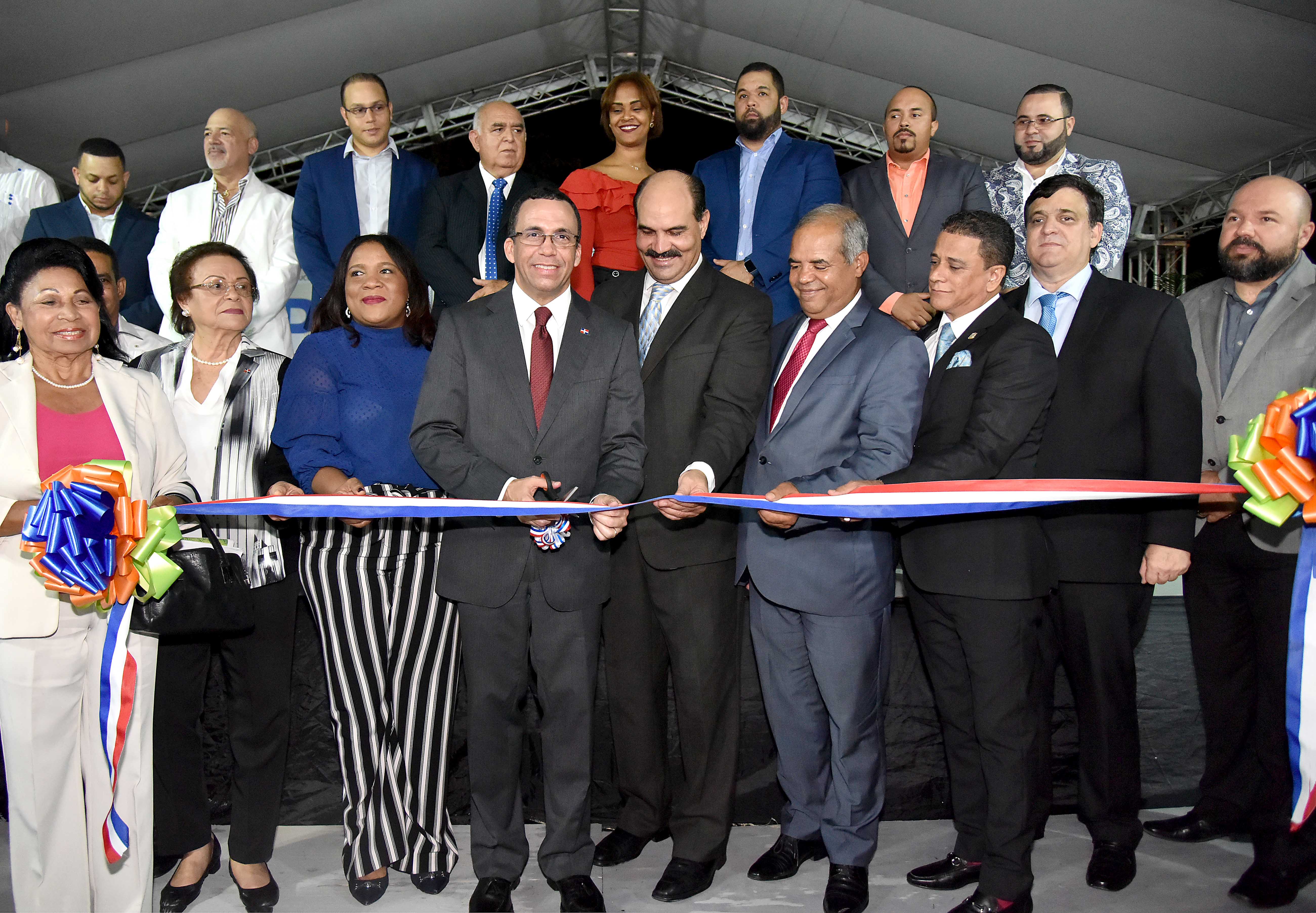  imagen Ministro Andr&eacute;s Navarro de pie conrtando cinta&nbsp;&nbsp;en la apertura de la XX Expo Bonao 2018 junto a autoridades de la provincia Monse&ntilde;or Nouel 