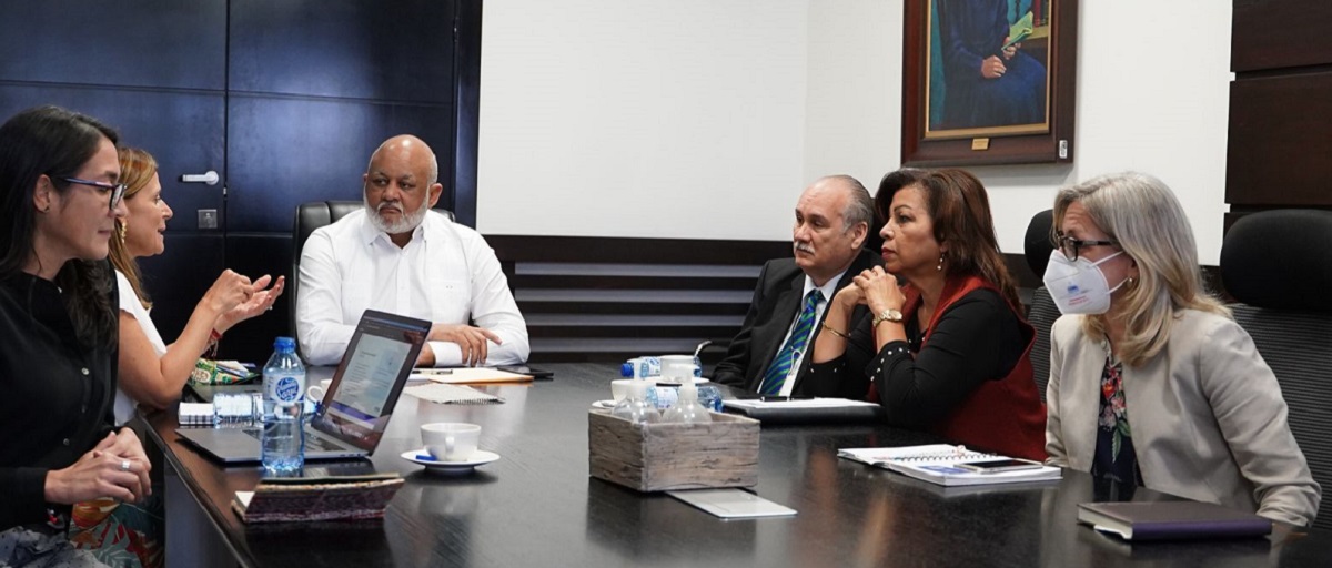  imagen Ministro Roberto Fulcar recibe visita de ICFES 