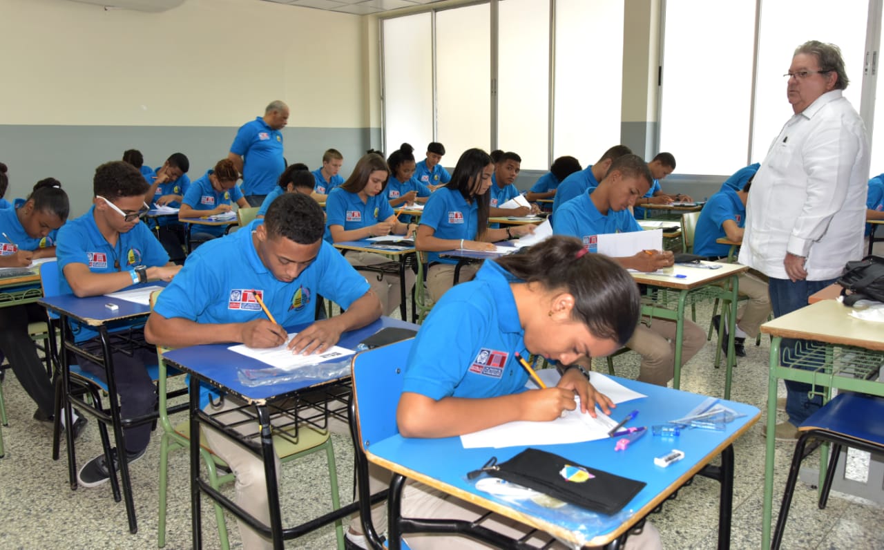  imagen Ni&ntilde;os sentados en el aula mientras completan pruebas. 