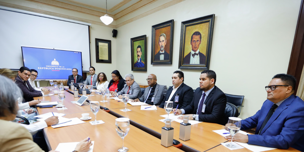  imagen Entidades del Colegio Médico Dominicano junto al Ministro, Ángel Hernández 
