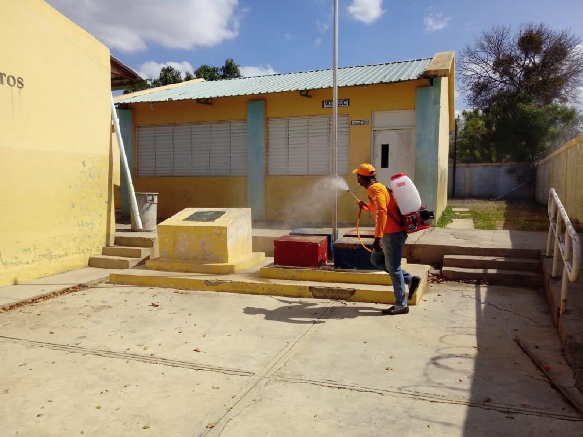  imagen Defensa Civil une esfuerzos con el MINERD durante jornada de desinfecci&oacute;n 