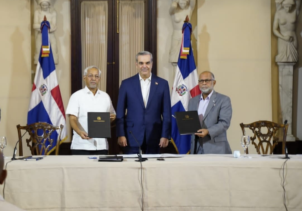 imagen Presidente de la República Dominicana, Luis Abinader encabezó acuerdo entre el Ministerio de Educación y la Asociación Dominicana de Maestros  presididos por el ministro Ángel Hernández y Eduardo Hidalgo. 