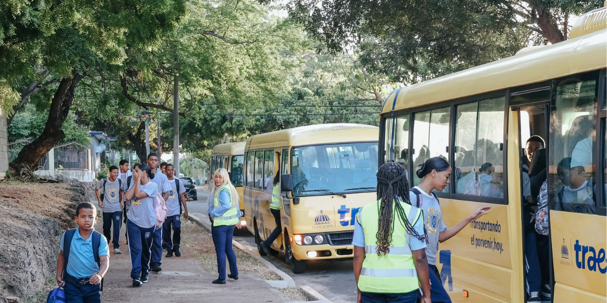  imagen Estudiantes utilizando el servicio deL Sistema Nacional de Transporte Estudiantil (TRAE). 