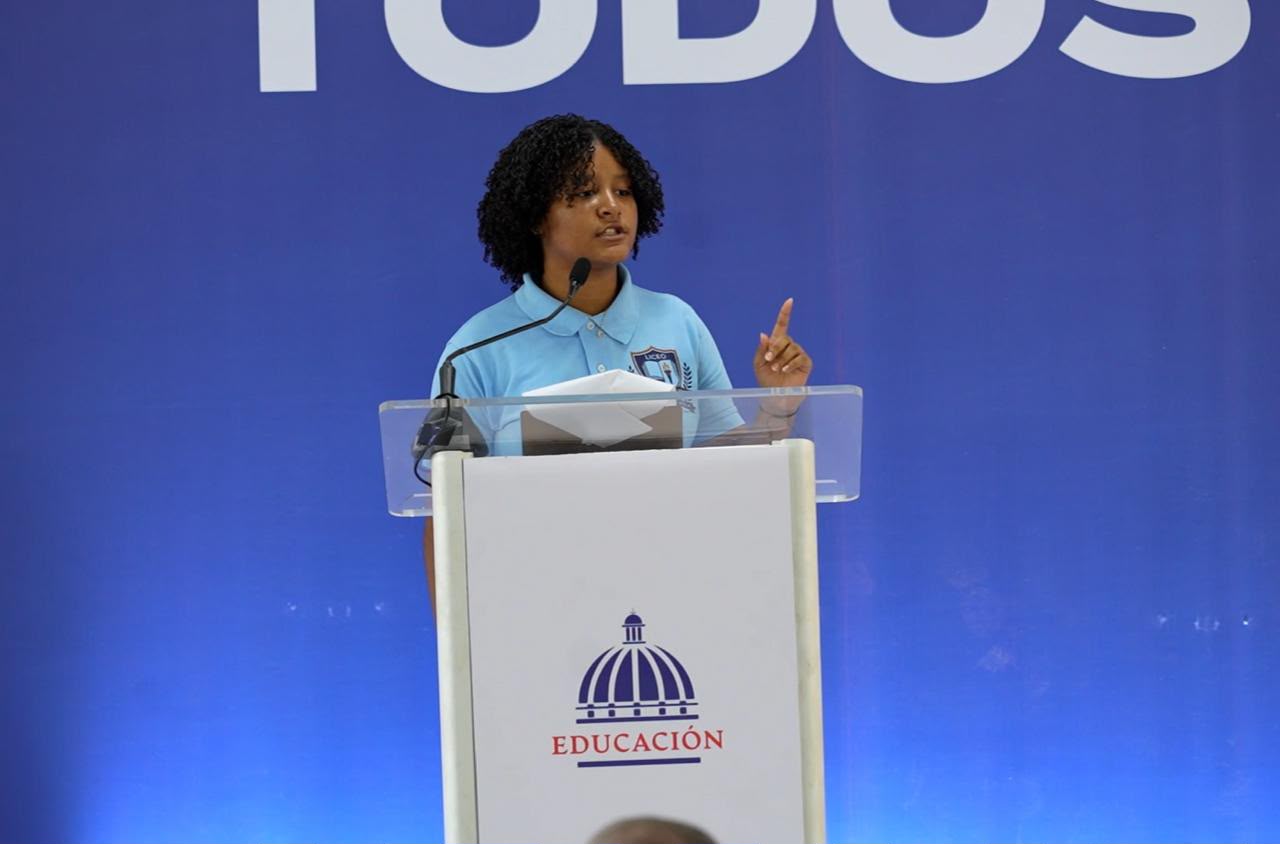  imagen Estudiante pronunciando un discurso durante la inauguraci&oacute;n del Liceo Eliseo Viola. 