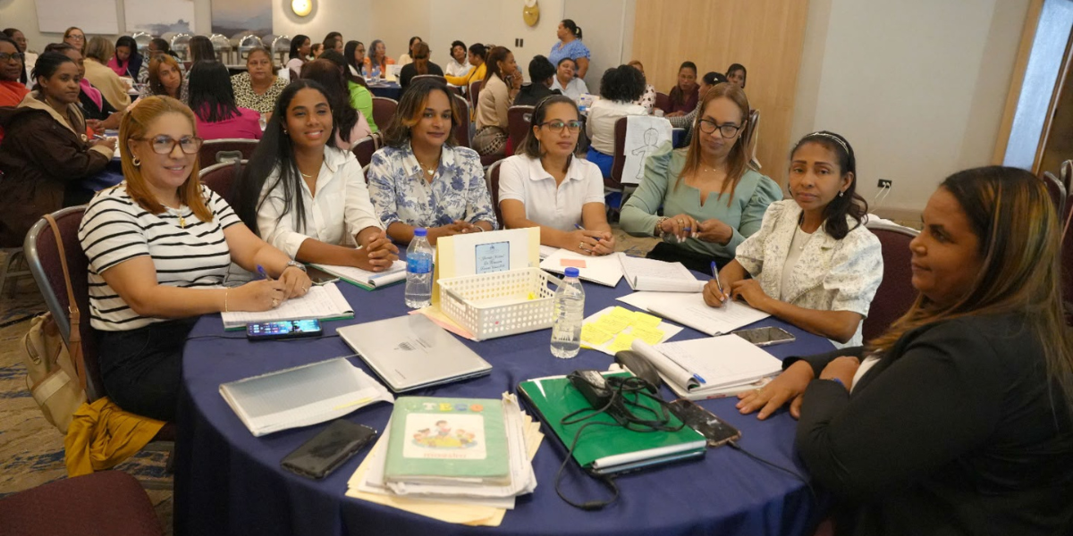  imagen Docentes partipando de una capacitaci&oacute;n. 
