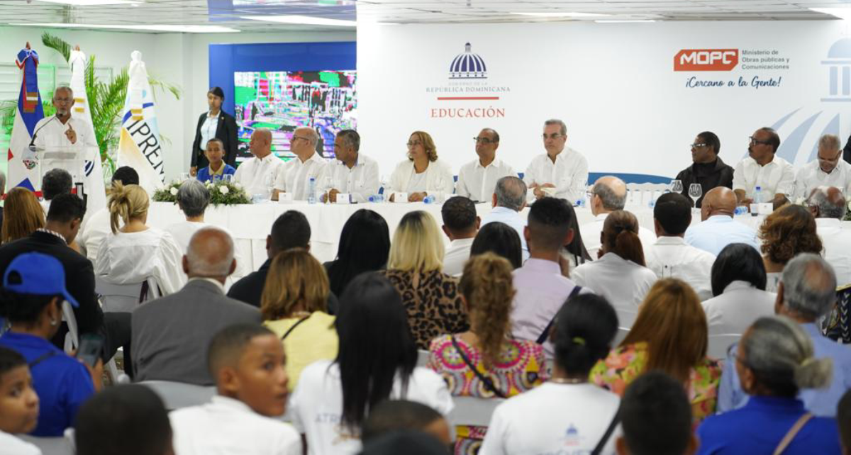  imagen Ptd. Luis Abinader junto a el ministro de Educaci&oacute;n, &Aacute;ngel Hern&aacute;ndez y dem&aacute;s autoridades inauguran Escuela en San Crist&oacute;bal. 