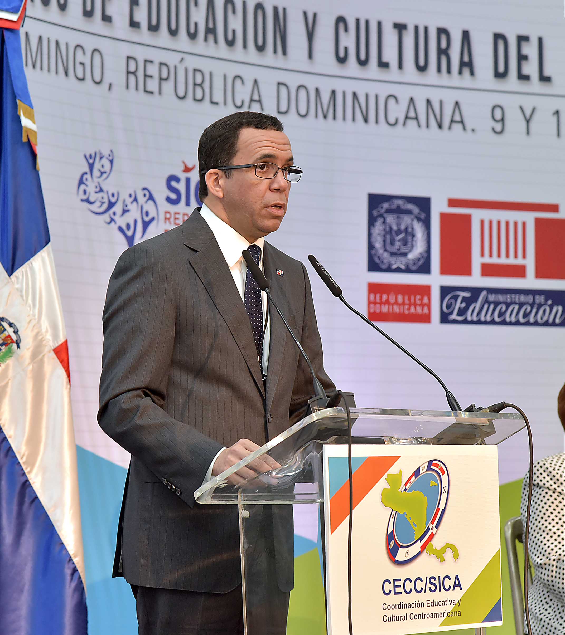  imagen Ministro Andr&eacute;s Navarro en podium se dirige al p&uacute;blico&nbsp; 