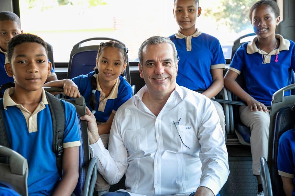  imagen Presidente Luis Abinader y Mininistro &Aacute;ngel Hernandez, junto a otras actividades durante corte de cita en acto. 