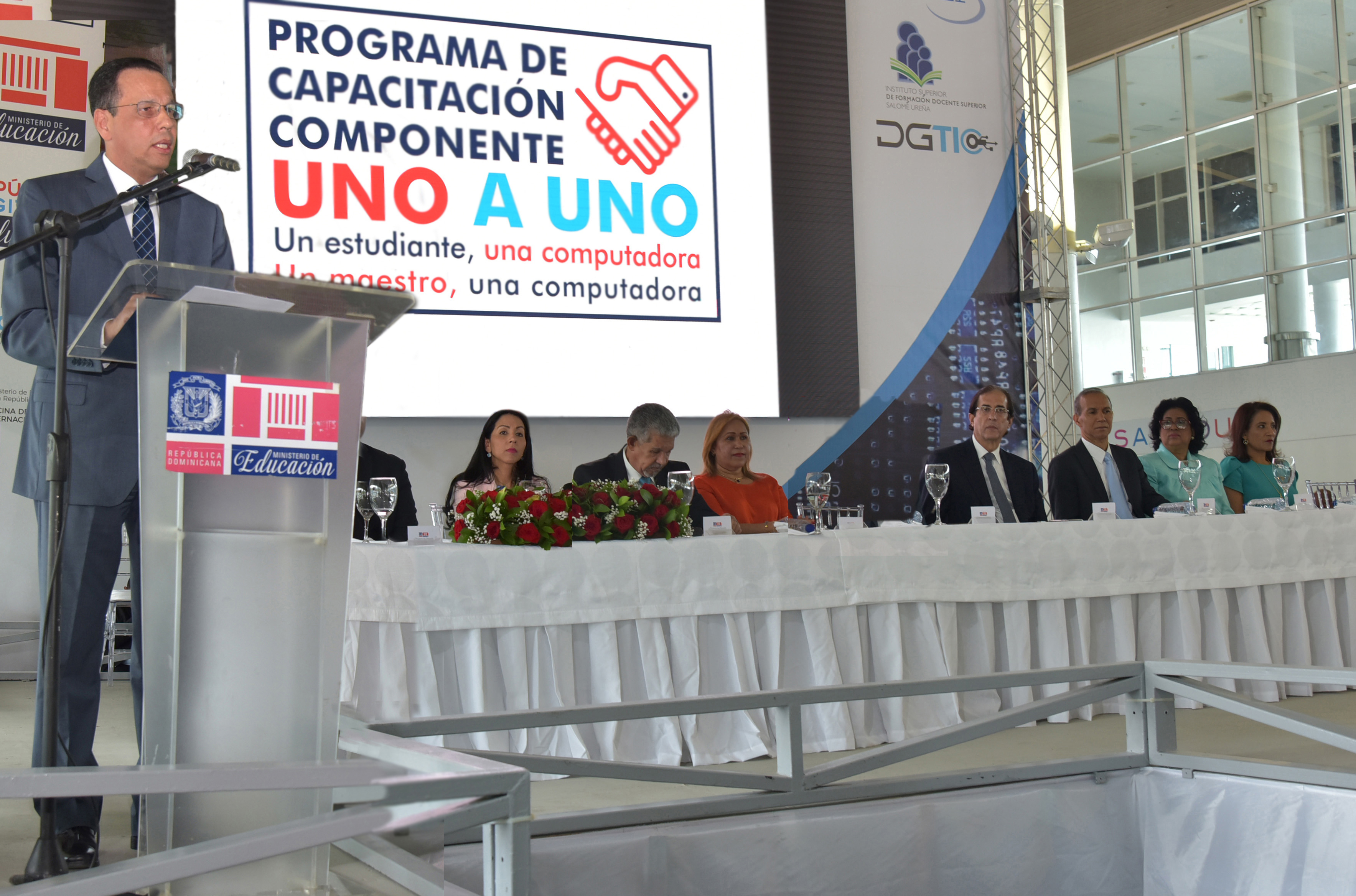  imagen Ministro detr&aacute;s de podium durante su discurso en acto de bienvenida al Programa Uno a Uno en Puerto de Sans Souci. 