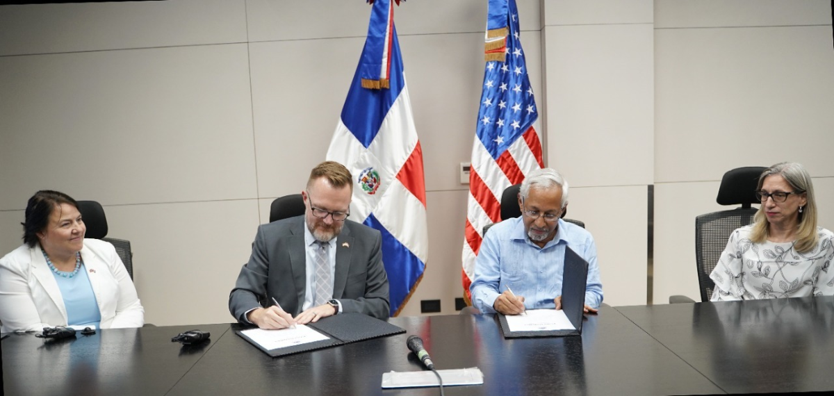  imagen Ministro de Educaci&oacute;n,&nbsp; &Aacute;ngel Hern&aacute;ndez junto a el encargado de Negocios de la Embajada de los Estados Unidos, Robert W. Thomas. 
