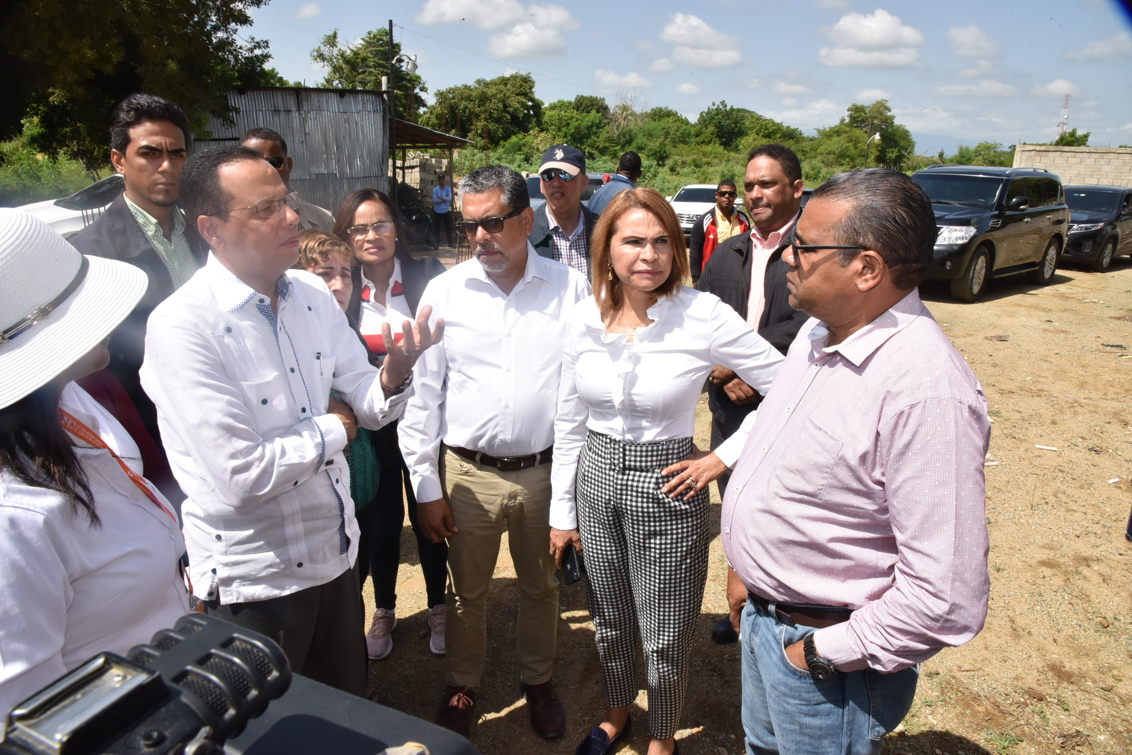  imagen Ministro de educaci&oacute;n conversa con sus acompa&ntilde;antes mientras recorre una de las contrucciones. 