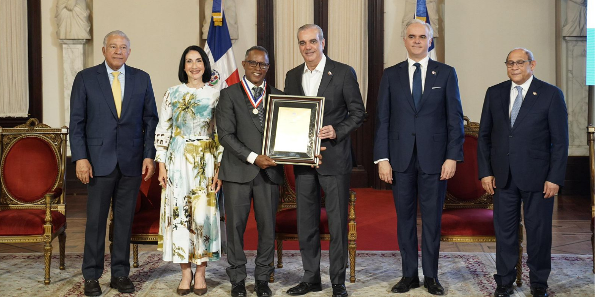  imagen El presidente de la Rep&uacute;blica, Luis Abinader, encabez&oacute; este martes, junto a la vicepresidenta Raquel Pe&ntilde;a, la ceremonia de entrega de la Medalla al M&eacute;rito Magisterial 2026 