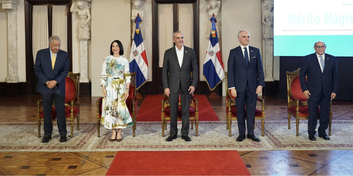  imagen El presidente de la Rep&uacute;blica, Luis Abinader, encabez&oacute; este martes, junto a la vicepresidenta Raquel Pe&ntilde;a, la ceremonia de entrega de la Medalla al M&eacute;rito Magisterial 2026 