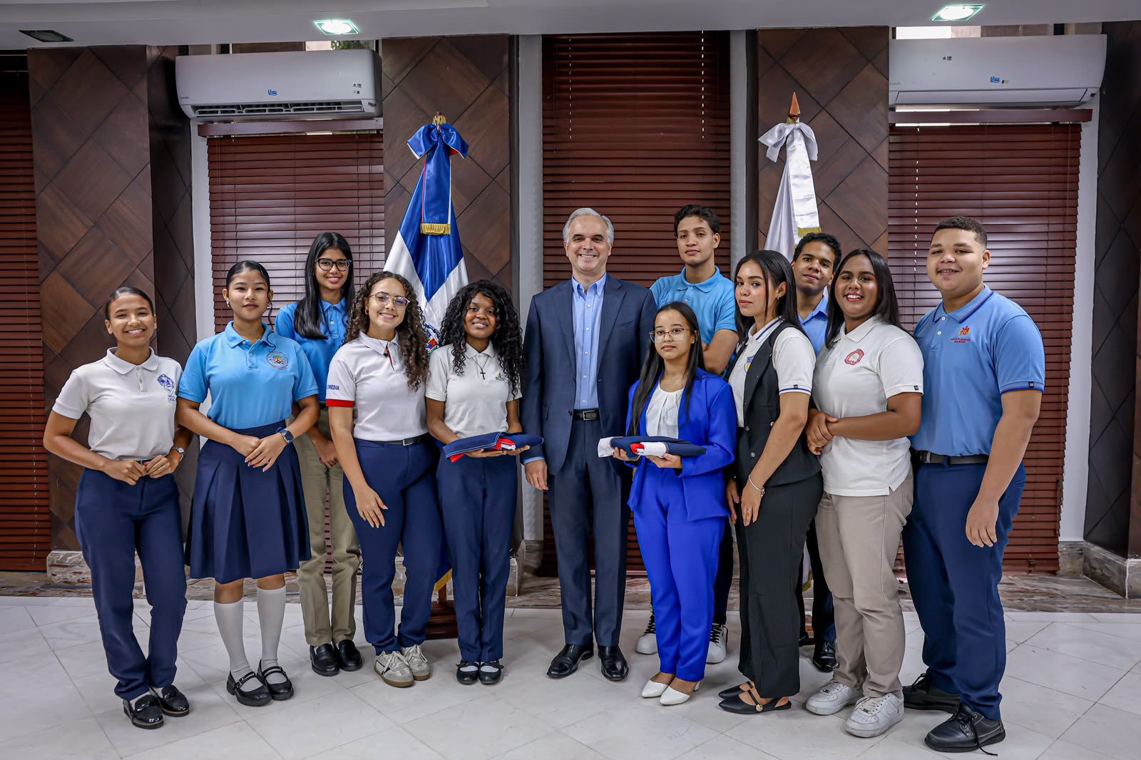  imagen Ministro De Camps junto a estudiantes en el despacho 