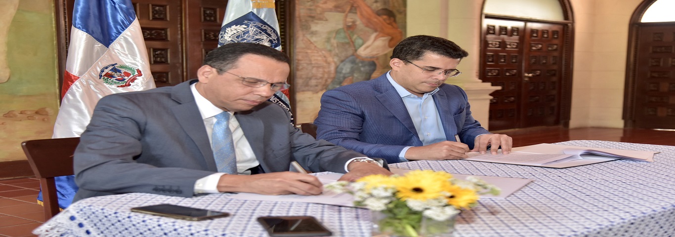  imagen Ministro de educaci&oacute;n Antonio Pe&ntilde;a Mirabal y Alcalde David Collado mientras firman acuerdo. 