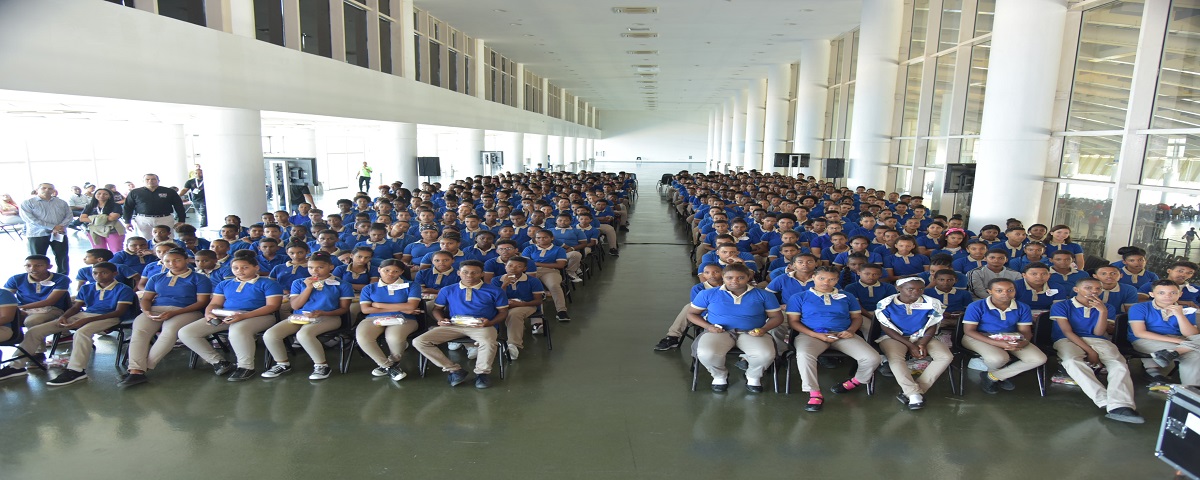  imagen Directivos de Rep&uacute;blica Digital junto a los estudiantes que recibian sus&nbsp;computadoras 