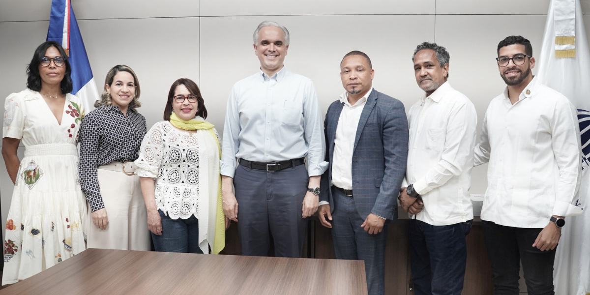  imagen &nbsp;Ministro Luis Miguel De Camps en un encuentro con los integrantes de la Comisi&oacute;n de Integridad Gubernamental y Cumplimiento Normativo (CIGCN) del Ministerio de Educaci&oacute;n. 