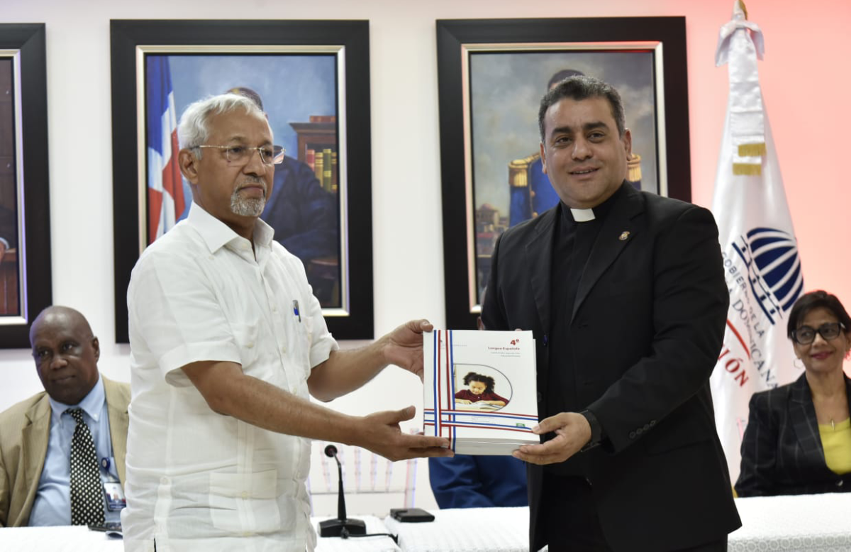  imagen Ministro de Educación, Ángel Hernández recibe libros de textos en presencia de autoridades educativas.  