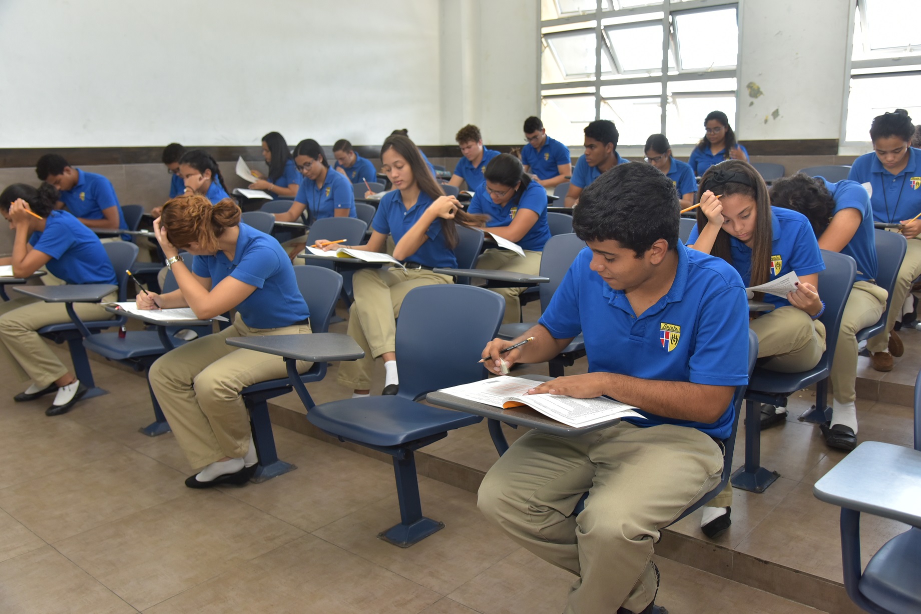  imagen Grupo de estudiantes durante evaluación de pruebas nacionales. 