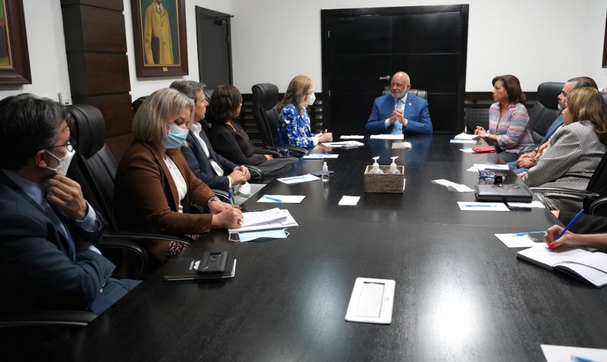  imagen Ministro Roberto Fulcar en su despacho junto a la presidente de EDUCA, María Waleska Álvarez 