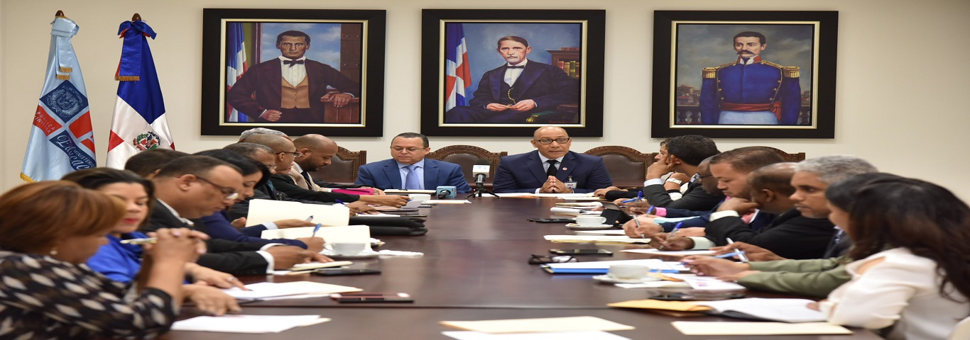  imagen Autoridades del MINERD reunidas 