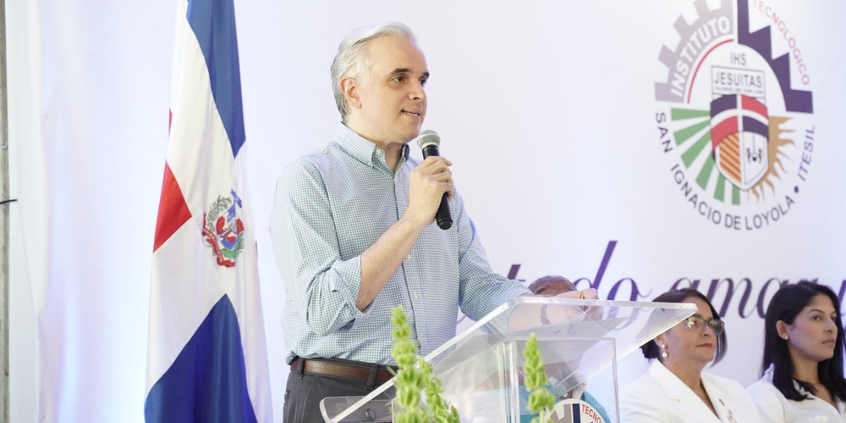  imagen Luis Miguel De Camps, encabezando la septuag&eacute;sima sexta graduaci&oacute;n del Instituto Tecnol&oacute;gico San Ignacio de Loyola (ITESIL) 