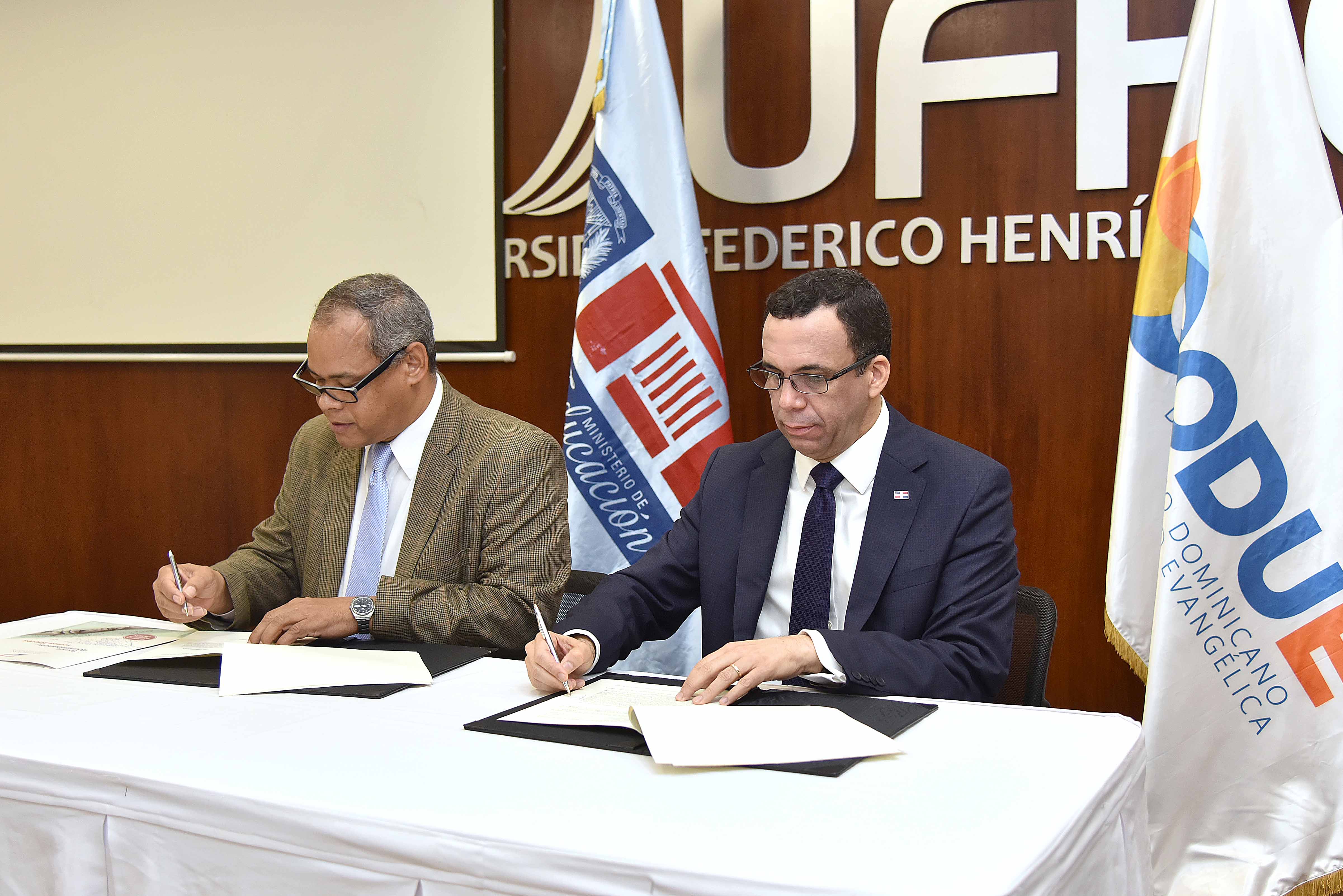  imagen Ministro And&eacute;s Navarro de pie junto a presidente del CODUE&nbsp; estrechandose las manos luego de firma de convenio&nbsp; 