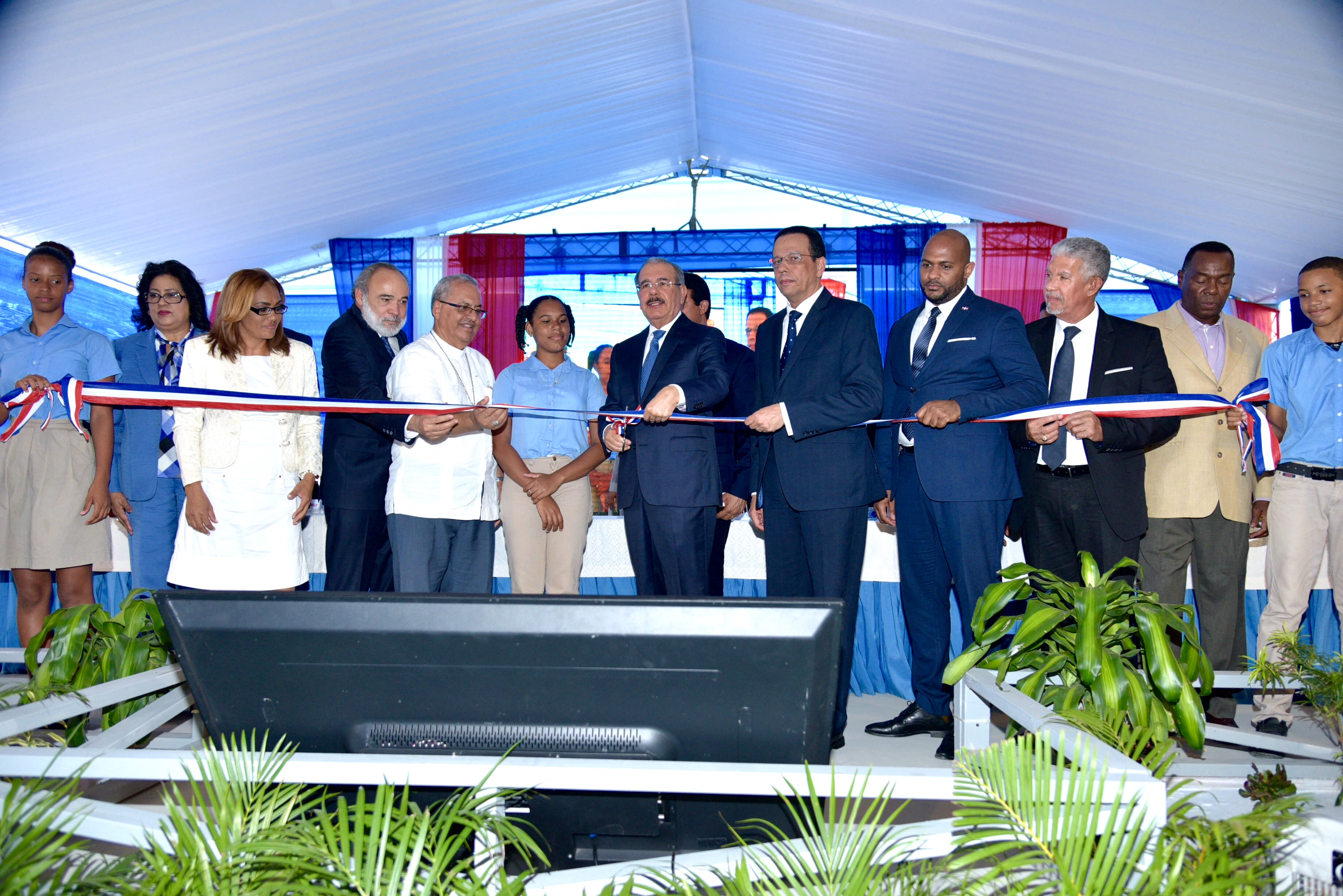 imagen Presidente Danilo Medina junto al ministro Antonio Pe&ntilde;a Mirabal cortando cinta en entrega de centro educativo en Boca Chica 