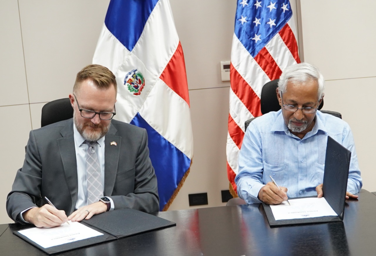  imagen Ministro de Educaci&oacute;n,&nbsp; &Aacute;ngel Hern&aacute;ndez junto a el encargado de Negocios de la Embajada de los Estados Unidos, Robert W. Thomas. 