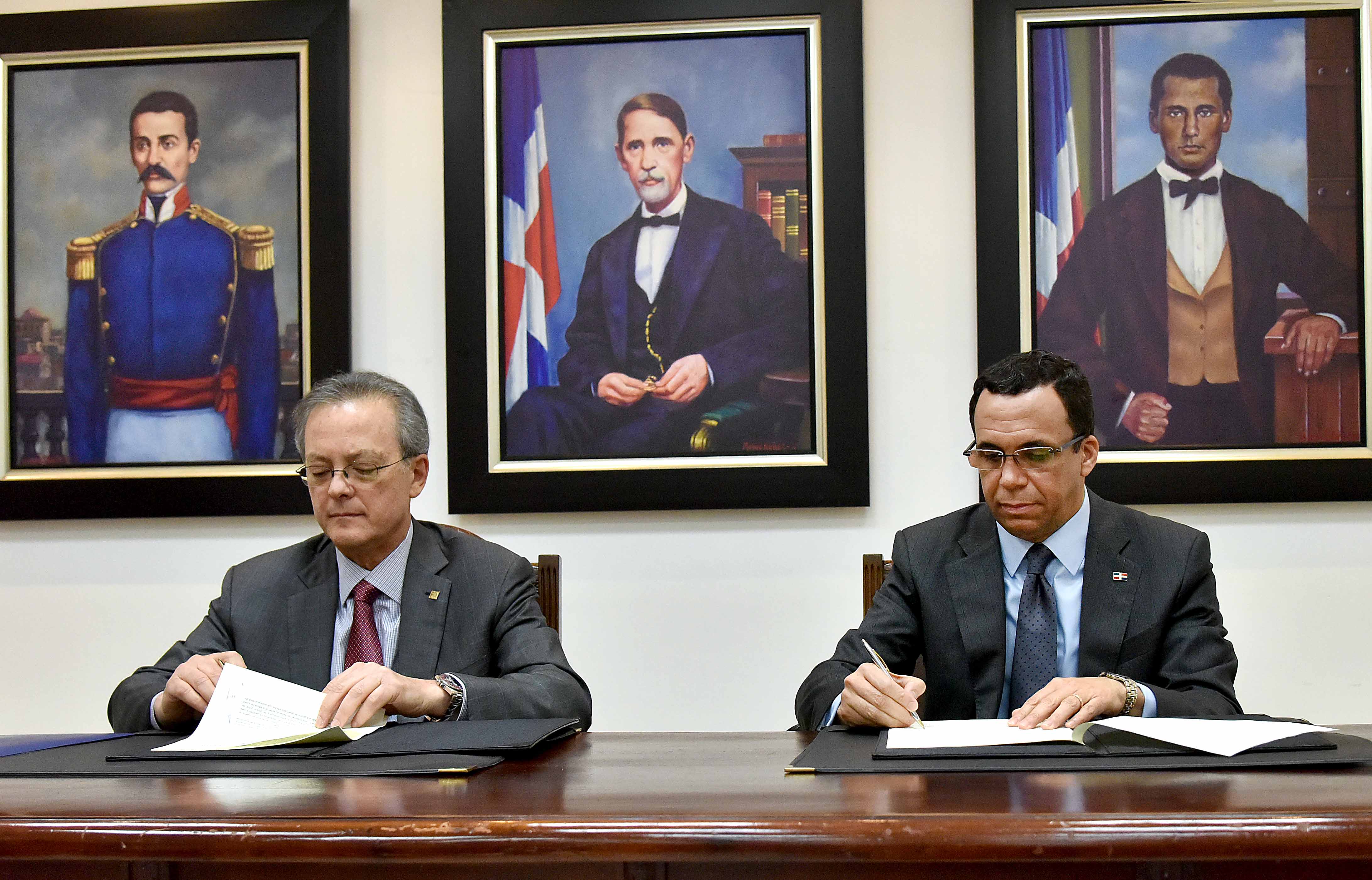  imagen Ministro Andr&eacute;s Navarro y Presidente Grupo Popular, Manuel A. Grullon firmando acuerdo entre Ministerio de Educaci&oacute;n y Fundaci&oacute;n Popular&nbsp; 