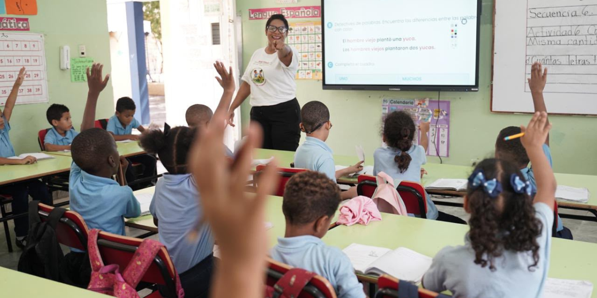  imagen Estudiantes en su aula recibiendo el pan de la ense&ntilde;anza. 