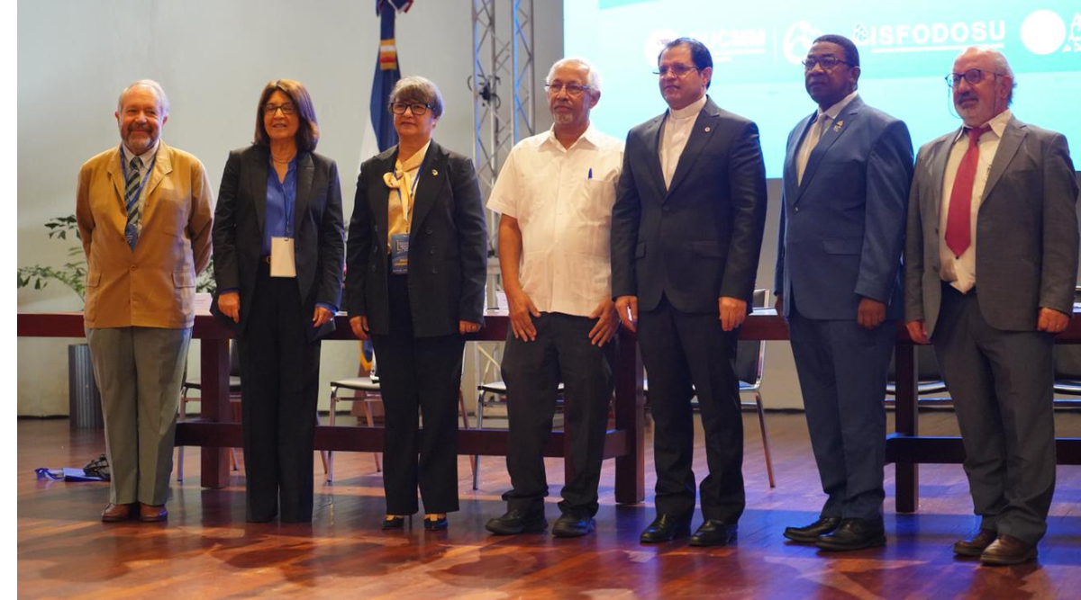  imagen Ministro de Educación, Ángel Hernández en la mesa de honor con otras autoridades del área de educación.  