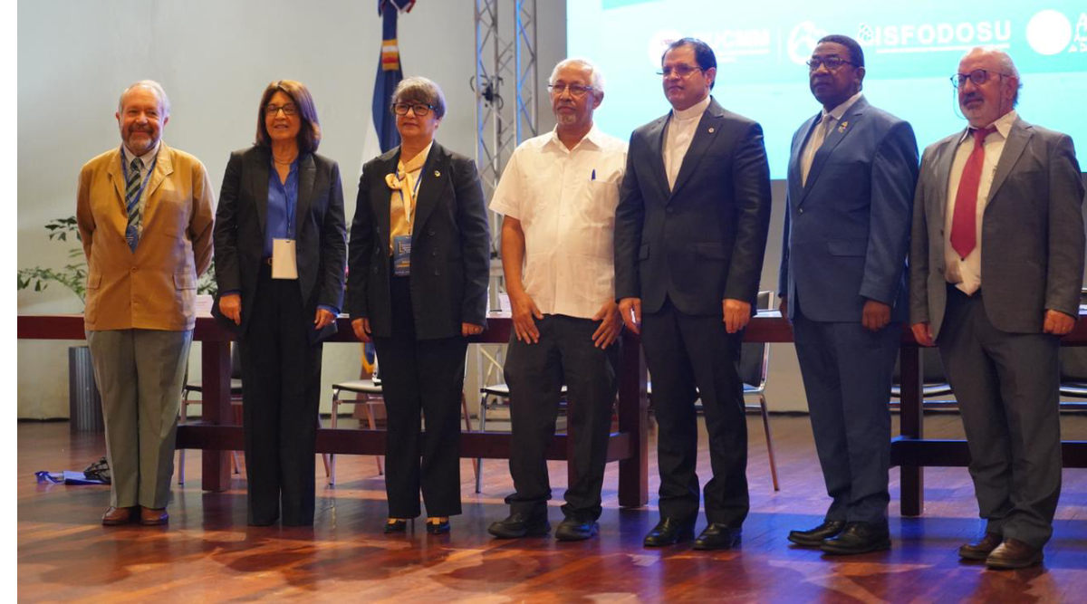  imagen Ministro de Educaci&oacute;n, &Aacute;ngel Hern&aacute;ndez en la mesa de honor con otras autoridades del &aacute;rea de educaci&oacute;n.&nbsp; 
