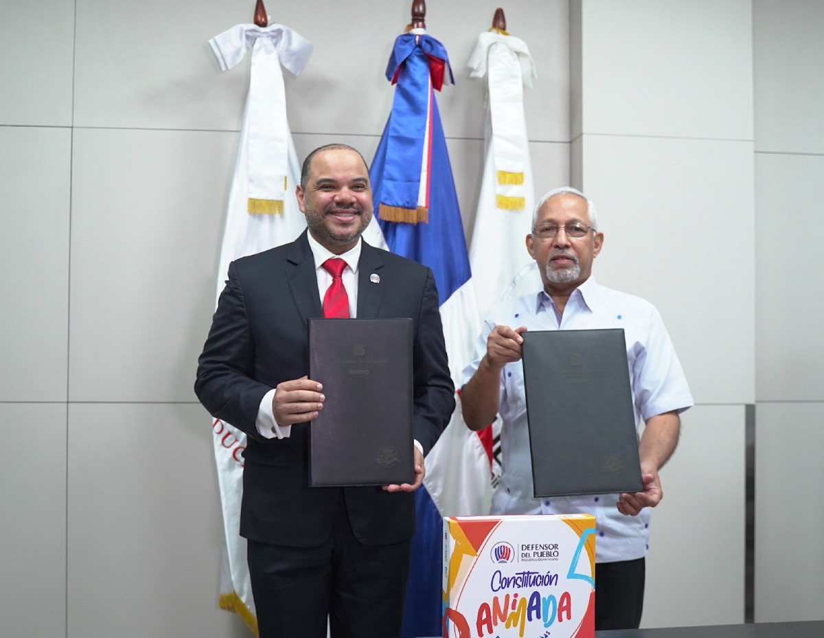  imagen  Ministro de Educación, Ángel Hernández, y el Defensor del Pueblo, Pablo Ulloa, junto a otras autoridades gubernamentales. 