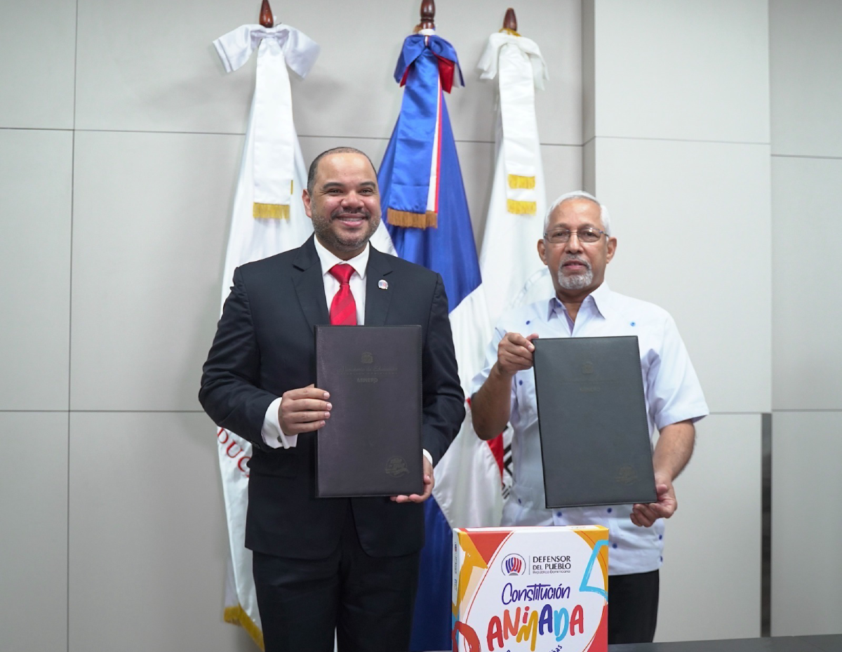  imagen &nbsp;Ministro de Educaci&oacute;n, &Aacute;ngel Hern&aacute;ndez, y el Defensor del Pueblo, Pablo Ulloa, junto a otras autoridades gubernamentales. 