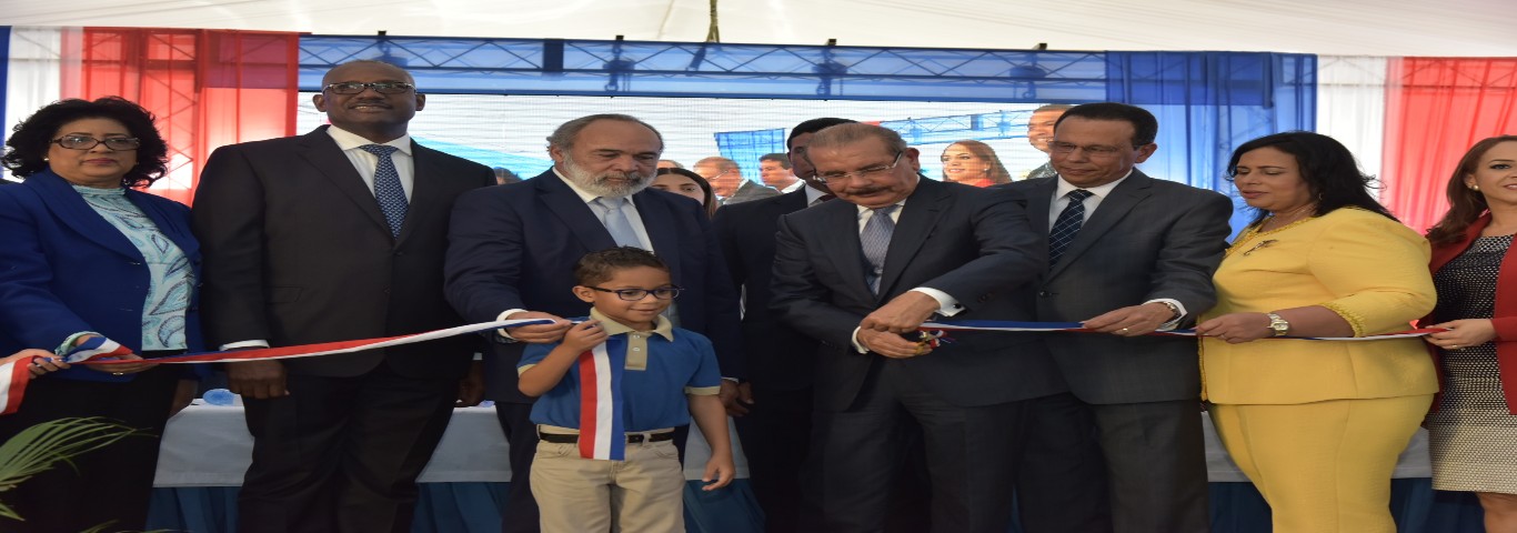  imagen Presidente Medina corta la cinta en ceremonia de inauguraci&oacute;n&nbsp; 