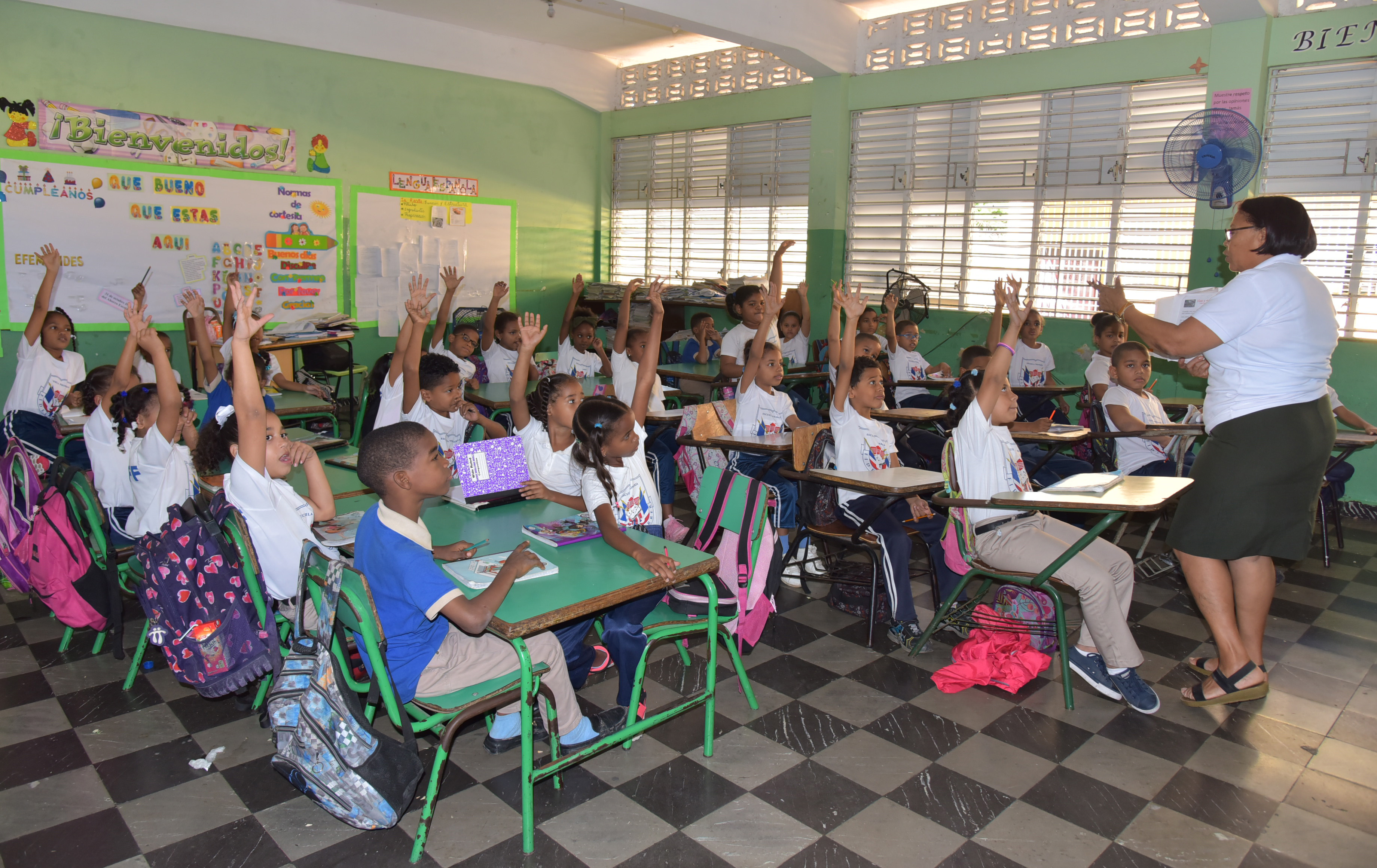  imagen Grupo de ni&ntilde;os en el aula de una escuela del Distrito Nacional en el segundo d&iacute;a de reinicio de clases. 