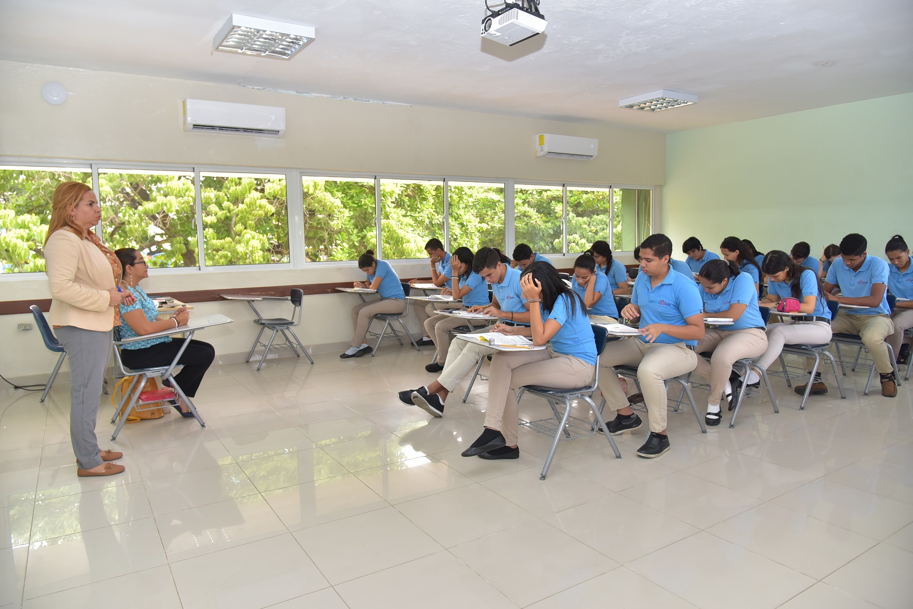  imagen Grupo de estudiantes durante evaluaci&oacute;n de pruebas nacionales. 