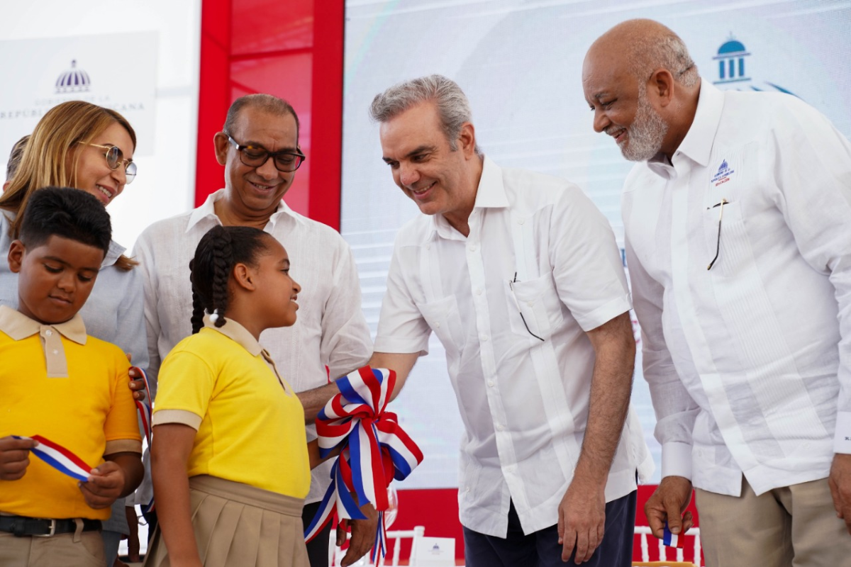  imagen Presidente Luis Abinader y ministro Fulcar junto a tres estudiantes y personalidades que representaban las instancias invitadas al evento. 