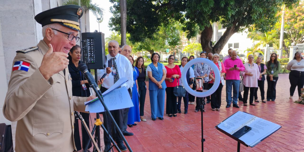  imagen &nbsp;Servidores publicod del MINERD reuninidos&nbsp; en la explanada frontal Pedro Henr&iacute;quez Ure&ntilde;a para recordar la gesta patri&oacute;tica del 16 de Agosto. 
