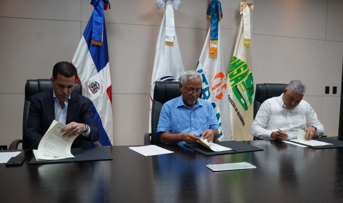  imagen Ministro Ángel Hernández, y los directores de la OMSA y del INTRANT, Radhamés González y Hugo Beras.  