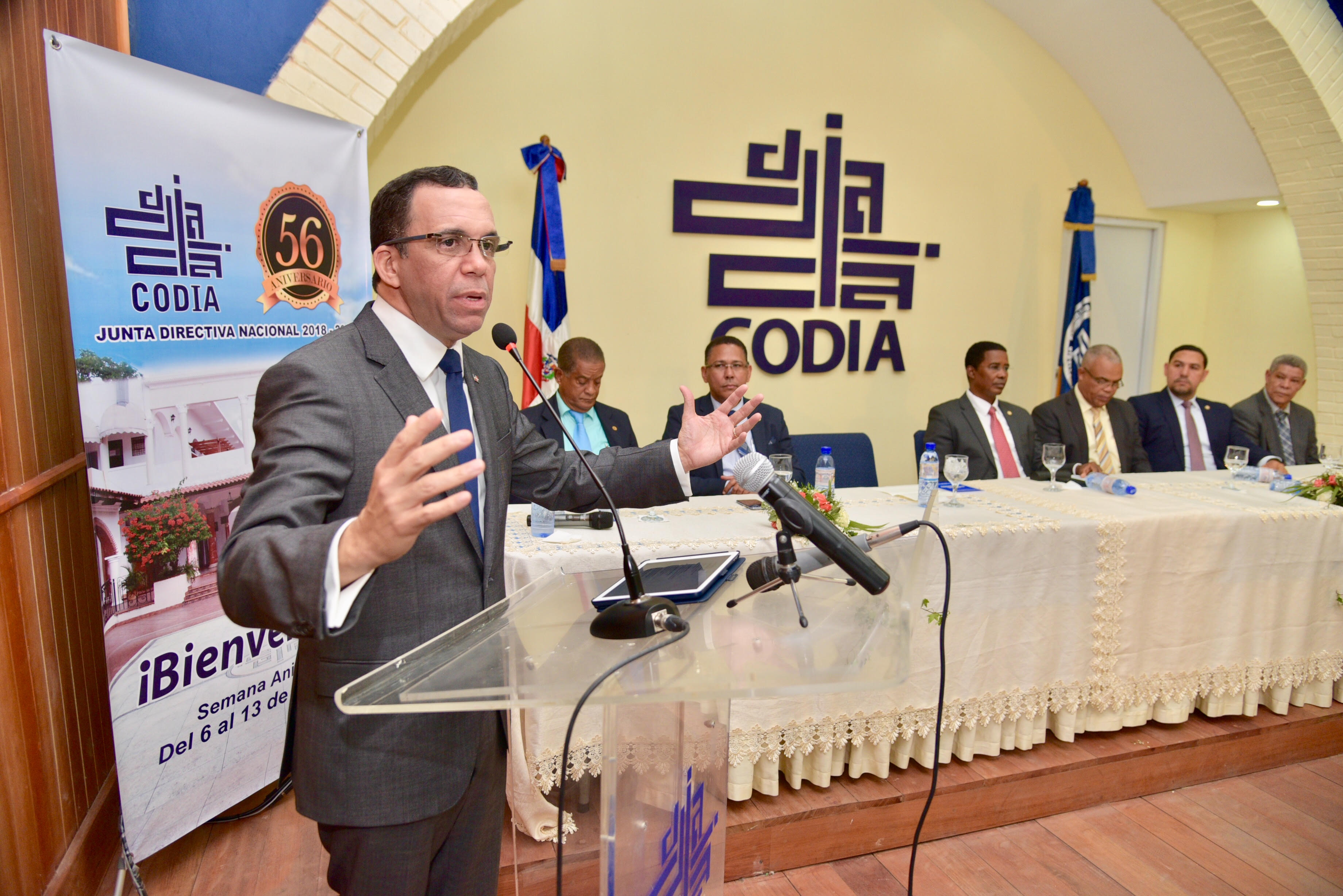  imagen Ministro de Educaci&oacute;n Andr&eacute;s Navarro de pie en podium dirigiendo conferencia magistral en el Colegio Dominicano de Ingenieros, Arquitectos y Agrimensores.&nbsp; 