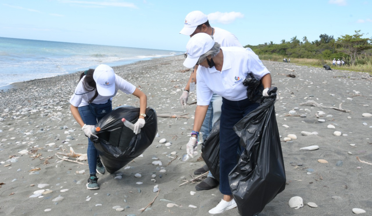  imagen Empleados de INABIMA participan de una jornada de limpieza e higienización en la playa en Baní. 