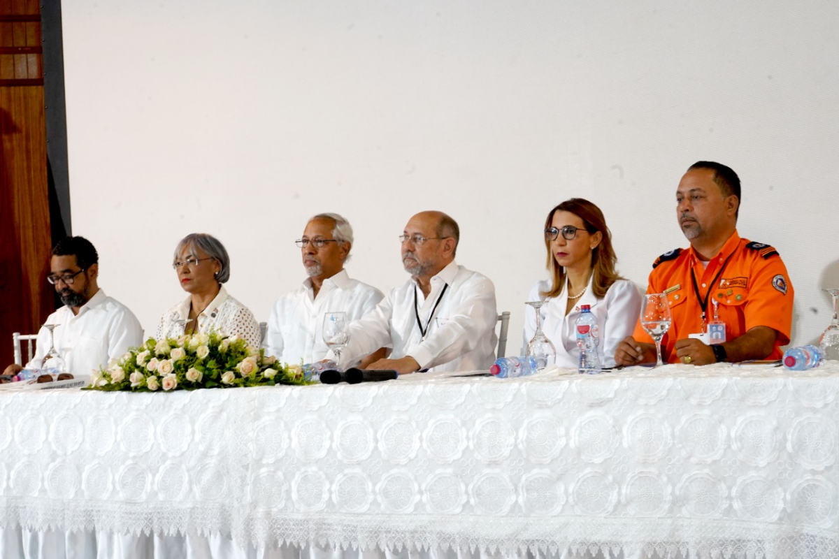  imagen Ministro de Educación, Ángel Hernández sentado en la mesa de honor al lado de otras autoridades gubernamentales. 