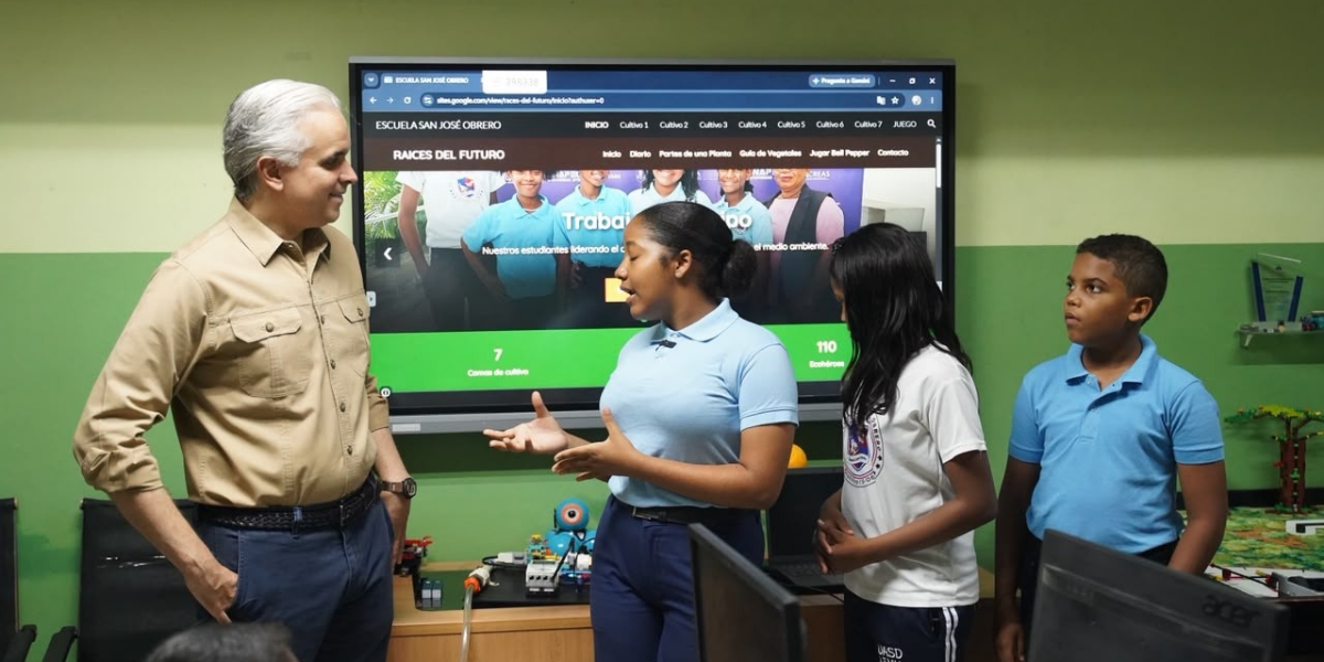  imagen Estudiantes del centro Educativo San Jos&eacute; Obrero presentando al Ministro Luis Miguel De Campos proyectos innovadores. 