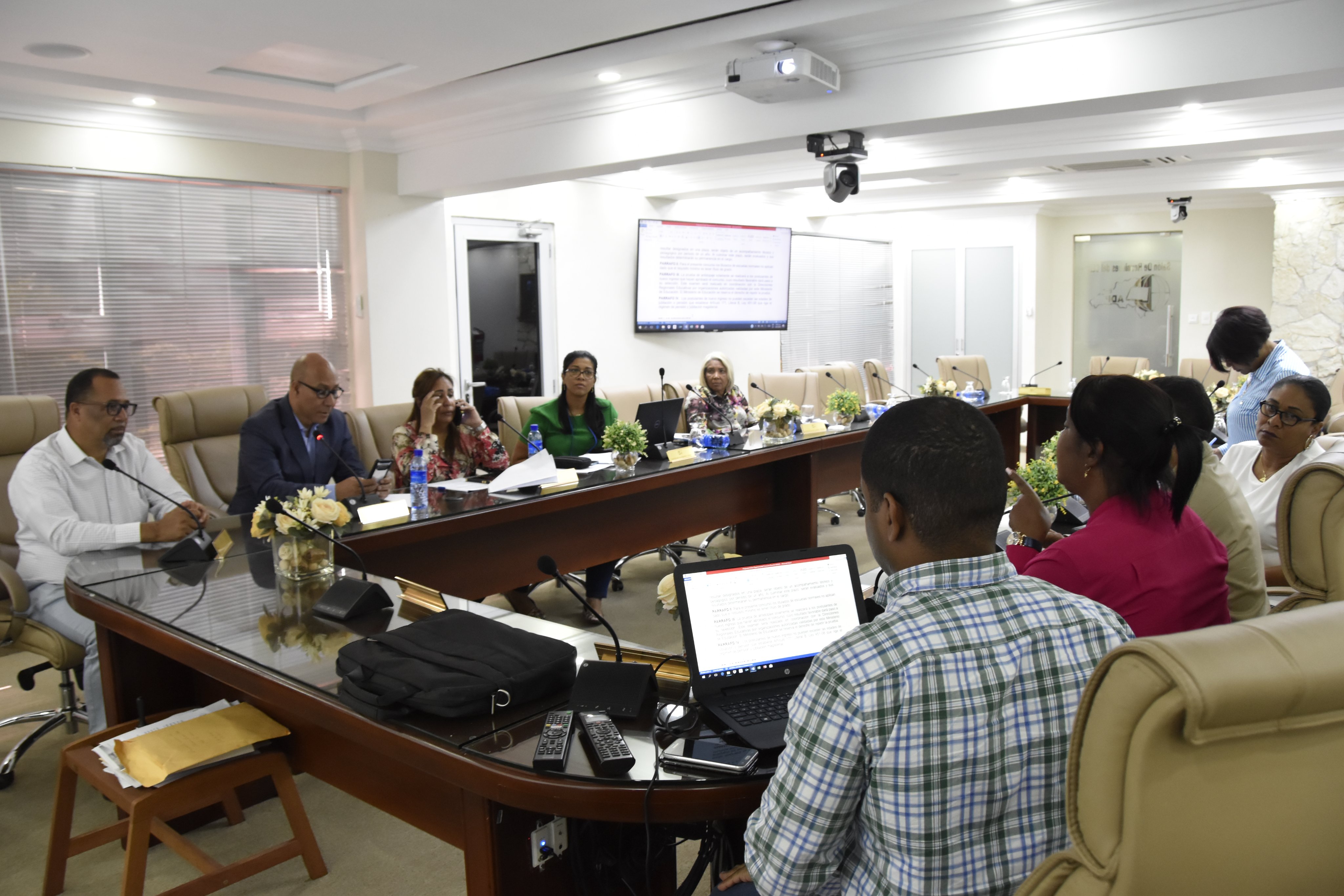  imagen Comisión de alto nivel del Ministerio de Educación (MINERD), encabezada por el director del Gabinete Ministerial, Henry Santos, participó de una reunión de trabajo con la directiva de la Asociación Dominicana de Profesores (ADP). 