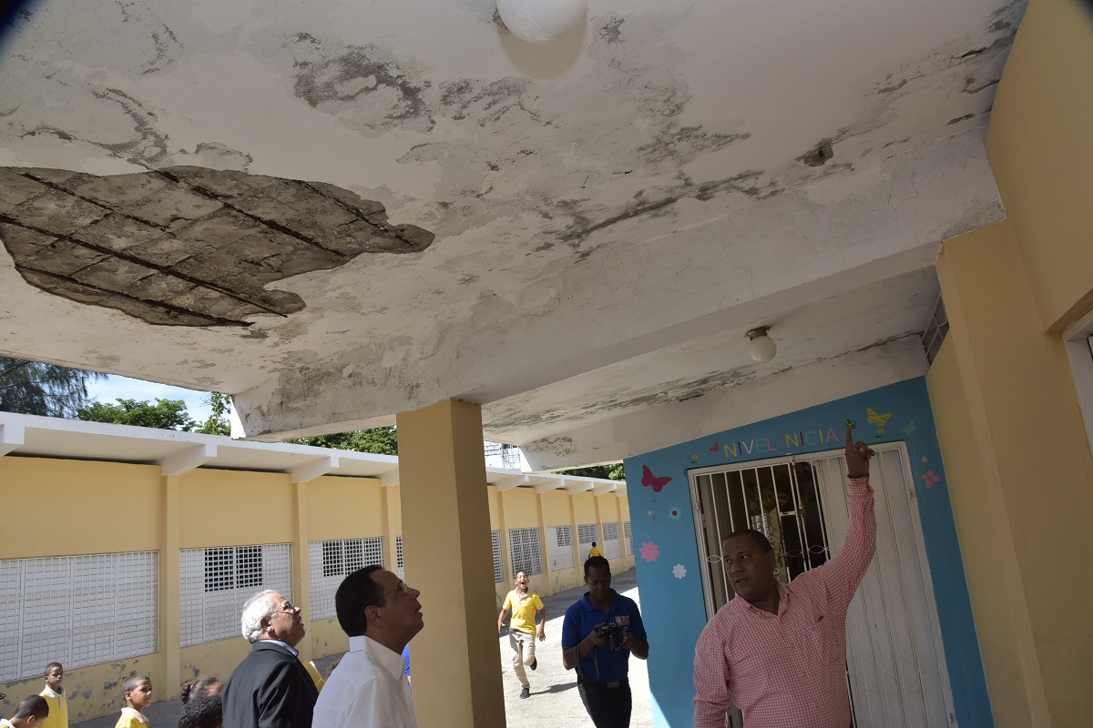  imagen Pe&ntilde;a Mirabal, quien estuvo acompa&ntilde;ado del director de Infraestructura y Mantenimiento Escolar, Adolfo Cede&ntilde;o 